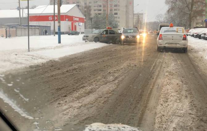 В Брянске на улице Крахмалёва такси попало в ДТП