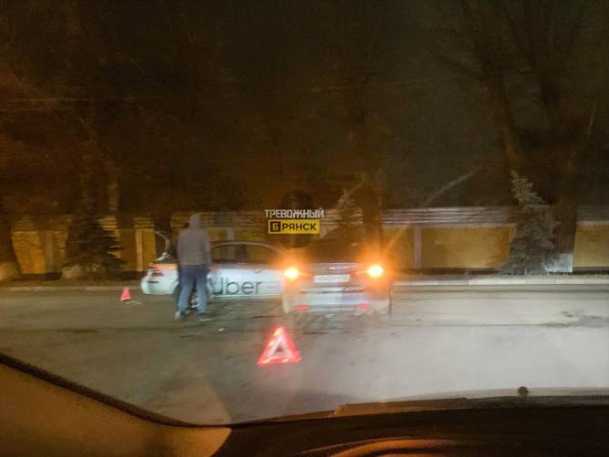 В Брянске на пересечении Ульянова и Комсомольской в аварию попал Uber