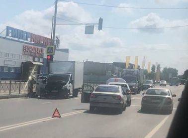 В Брянске возле гипермаркета «2Х2» столкнулись две легковушки