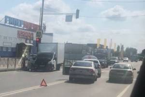 В Брянске возле гипермаркета «2Х2» столкнулись две легковушки