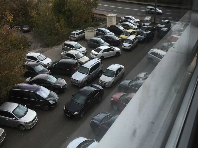 В Брянске сняли на фото автомобильный хаос на парковке Ростелекома
