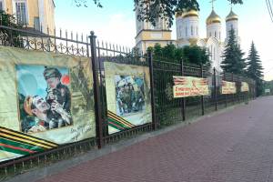 В Брянске забор Кафедрального собора украсили к шествию «Бессмертного полка»