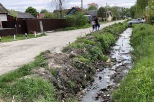 В Володарском районе Брянска дренажные канавы засыпали мусором
