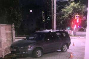 В Брянске стоявшего на тротуаре мужчину сбила 21-летняя девушка на Mitsubishi