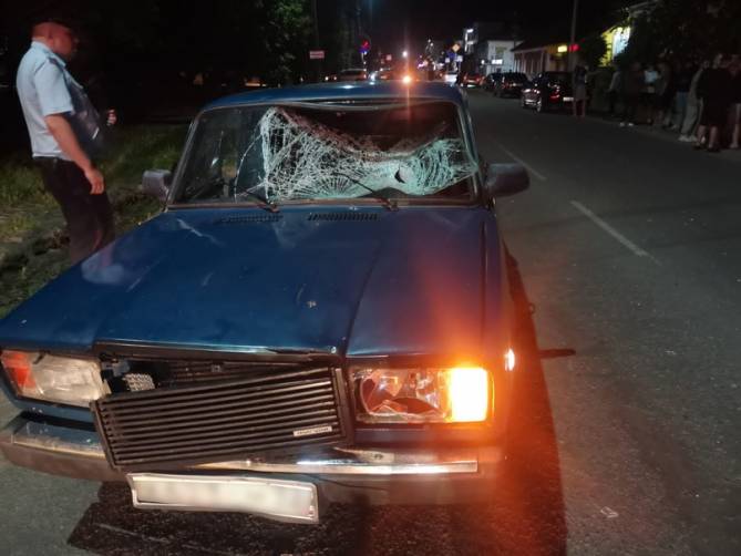 В Новозыбкове пьяный мужчина бросился под колёса «ВАЗ» и разбил голову