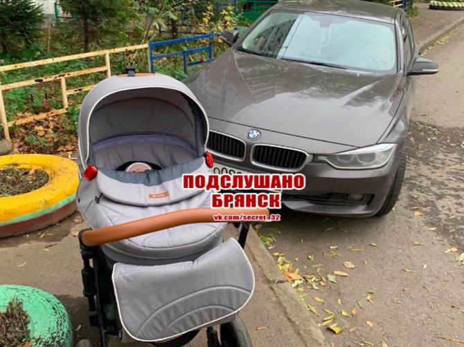 В Брянске наглый водитель BMW перекрыл дорогу мамам с колясками