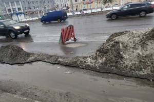 В Брянске снежный памятник безответственности дорожников сузил улицу Калинина