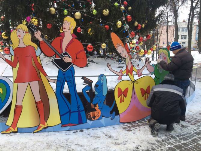 Главную новогоднюю ёлку Брянска окружили герои сказок