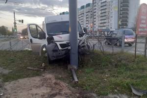 В Брянске ранены 5 пассажиров улетевшей в столб маршрутки 