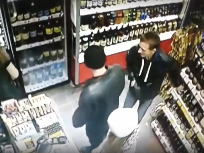 В Брянске сняли на видео попытку украсть пиво в магазине