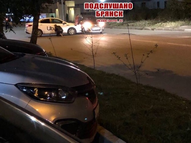 В Брянске такси Uber попало в аварию