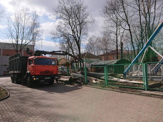 В Брянском парке имени Толстого демонтировали аттракционы