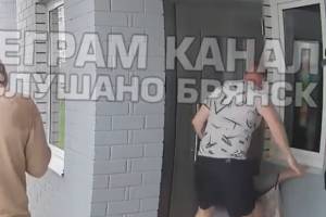 В Брянске возле подъезда многоэтажки мужчина жестоко избил девушку