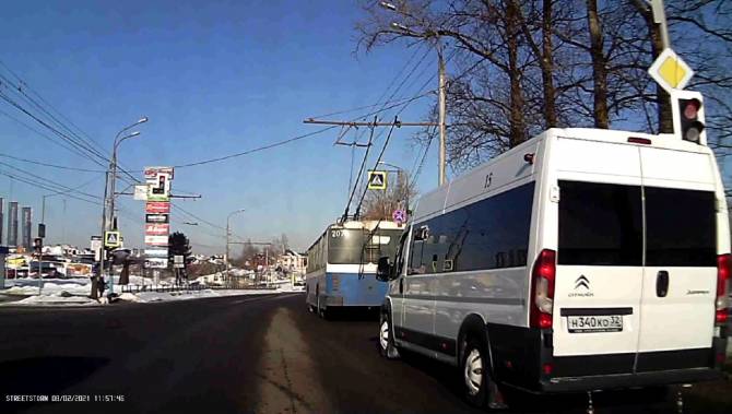 В Брянске маршрутчик и таксист попались на грубом нарушении ПДД