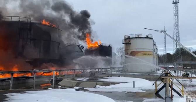 Из-за атаки ВСУ в Клинцах загорелись 4 резервуара с нефтепродуктами