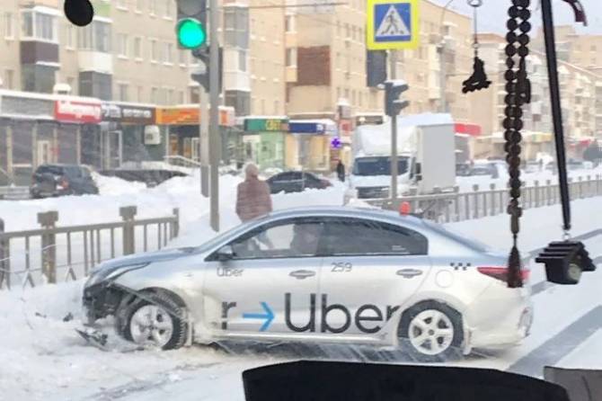 В Брянске на проспекте Московском в аварию попало такси Uber