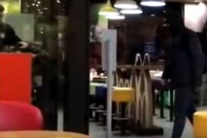 В Брянске пьяный мужчина устроил крик в Макдоналдсе
