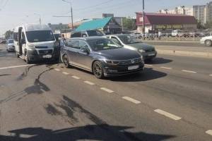 В Брянске в аварии маршрутки и иномарки ранены женщина и девочка