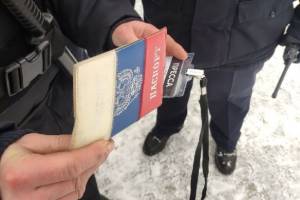 В центре Брянска полиция проверят документы у пешеходов