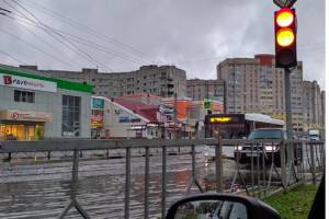 В Брянске из-за дождя ушел под воду проспект Московский