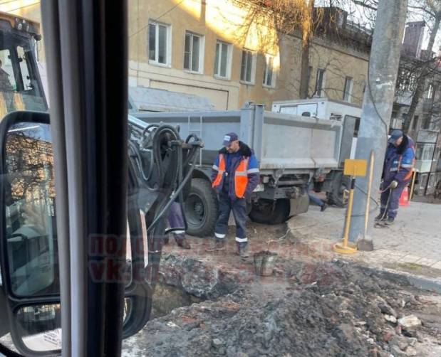 В Брянске вскрыли новый асфальт на дороге возле Набережной