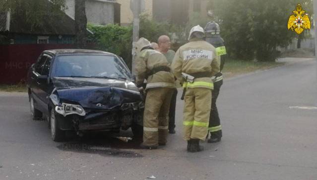 В Брянске на перекрестке не поделили дорогу легковушка и грузовой микроавтобус