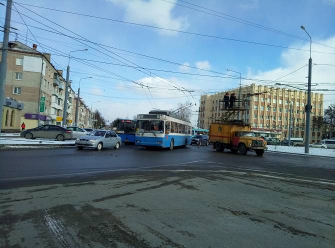 В Брянске на кольце Полтинника оборвались троллейбусные провода