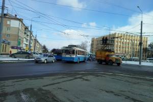 В Брянске на кольце Полтинника оборвались троллейбусные провода