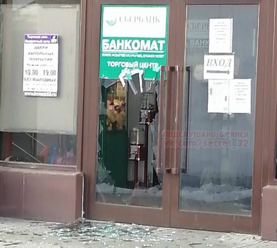 В Брянске неадекватный покупатель разбил стеклянную дверь магазина «Светофор»
