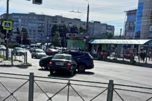 В Брянске возле «БУМ-Сити» не поделили дорогу две легковушки
