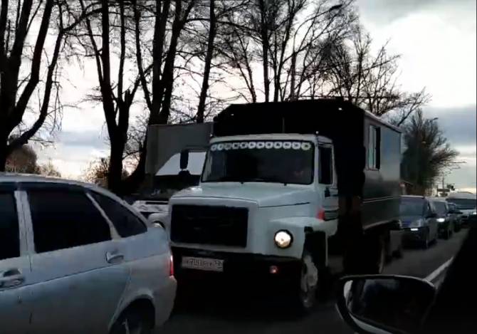 В Брянске возникла огромная пробка из-за расширения дороги на Городище