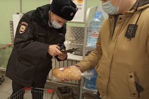 В Брянском супермаркете «Пятёрочка» нашли тележку просрочки