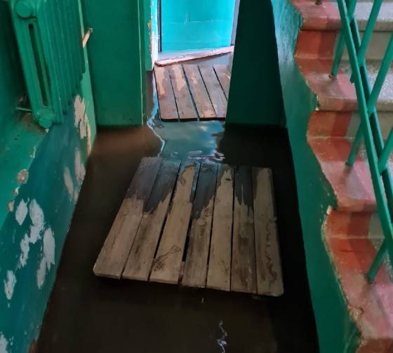 В Новозыбкове затопило канализацией подъезд трёхэтажки