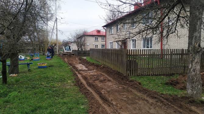 В поселке Локоть начали благоустраивать дворы около проспекта Ленина