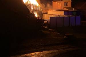 В Брянске сгорел огромный сарай во дворе цыганского дома