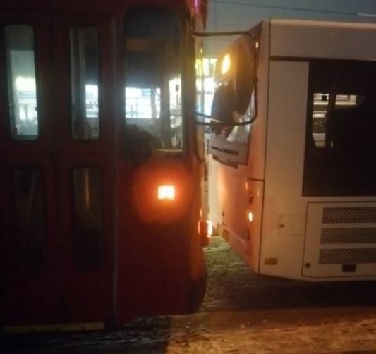 В Брянске возле «Аэропарка» столкнулись троллейбус и автобус №48