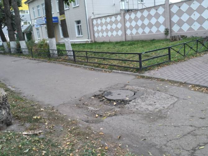 На разбитом тротуаре в центре Брянска заметили опасную ловушку