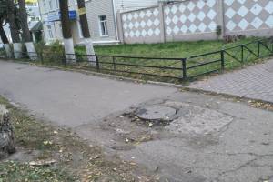 На разбитом тротуаре в центре Брянска заметили опасную ловушку