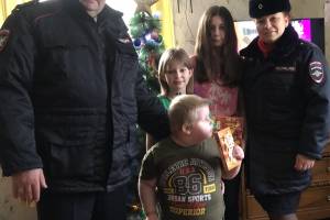 Транспортные полицейские исполнили новогоднее желание ребёнка из Унечи