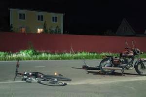 В Брянске мотоциклист сбил 31-летнюю женщину на велосипеде и скрылся