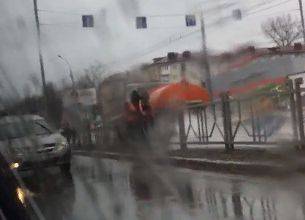 В Брянске устроили мытьё уродливых заборов в дождь