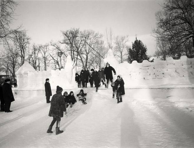 Снежный замок в парке Толстого восхитил брянцев