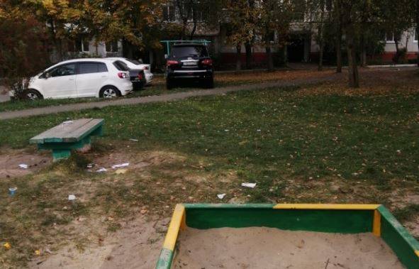 В Брянске автохам припарковал внедорожник на детской площадке