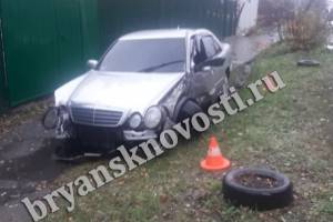 В Новозыбкове водитель Mercedes врезался в электроопору и жилой дом