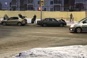 На улице Романа Брянского разбились два автомобиля