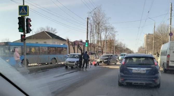 В Брянске у ТРЦ Тимошковых авария парализовала движение