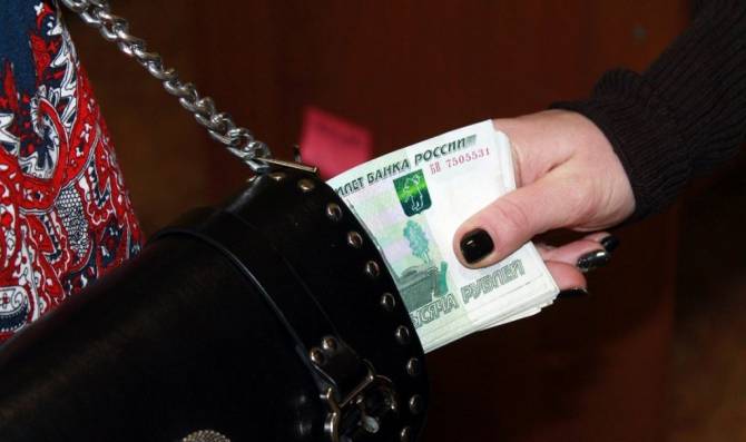 Жительница Брянска украла у подруги 10 тысяч рублей