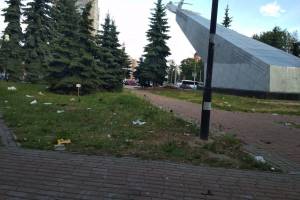 В Брянске сквер у памятника Летчикам превратили в свинарник