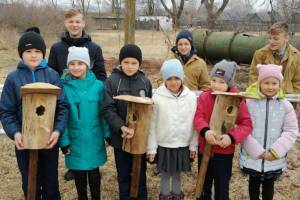 В Карачеве дети с родителями смастерили скворечники для птиц