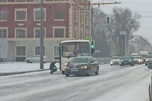 В Брянске у проходных БМЗ столкнулись автобус №91 и легковушка